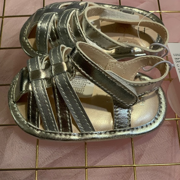 Infant Girls Silver Metallic Sandals Sz 0-3 Months - Picture 2 of 4